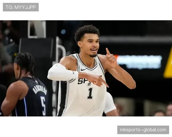 维克托·文班亚马篮下封盖带动防守，助马刺防守效率显著提升